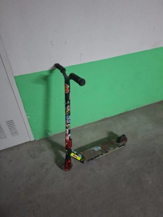 Patinete freestyle con pegatinas