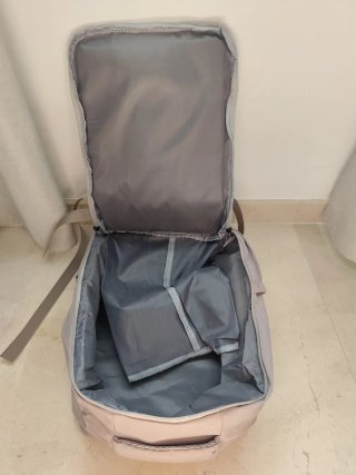 Mochila de viaje gris