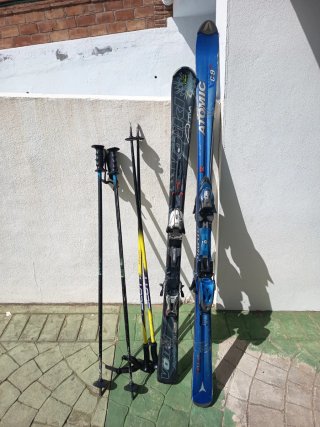 2 Paia di Sci e Bastoni