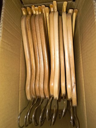 Lote de 22 perchas de madera