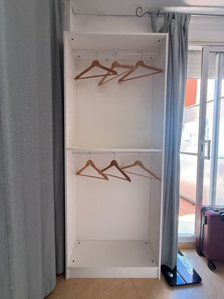 Armario de perchas de madera