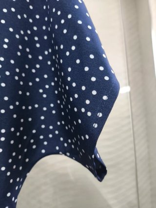 Mono de verano azul con lunares blancos