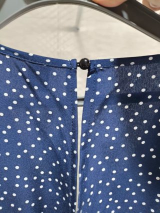 Mono de verano azul con lunares blancos