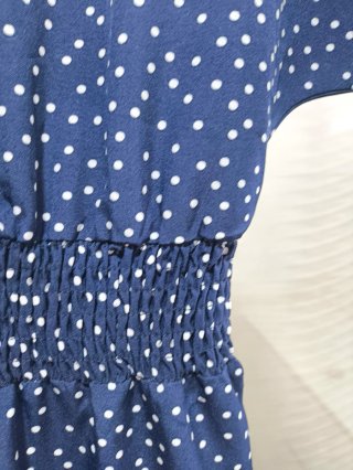 Mono de verano azul con lunares blancos