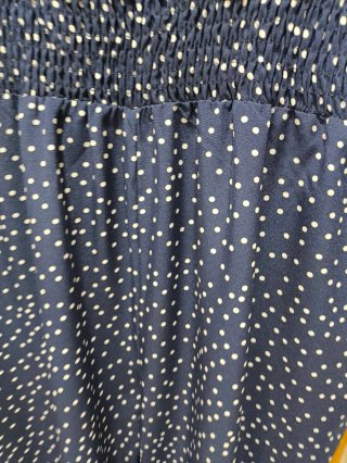 Mono de verano azul con lunares blancos