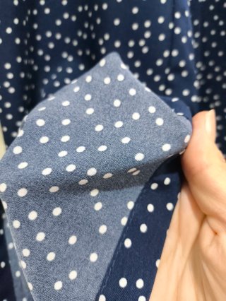 Mono de verano azul con lunares blancos