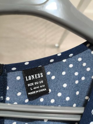 Mono de verano azul con lunares blancos