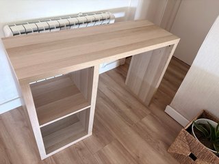 Escritorio de madera con estanterías