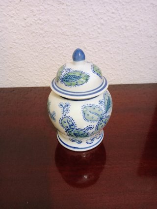 Tarro de cerámica decorado