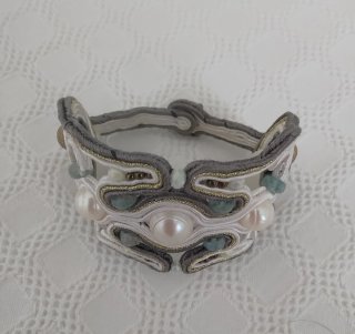 Pulsera hecha a mano