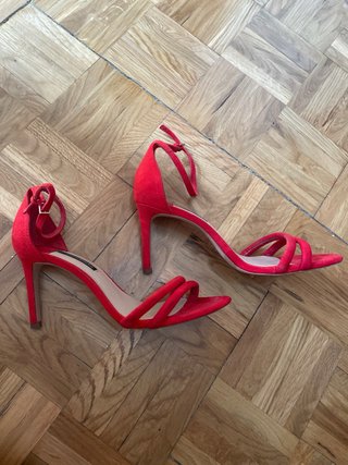 Zapatos tacón Stradivarius rojos talla 38