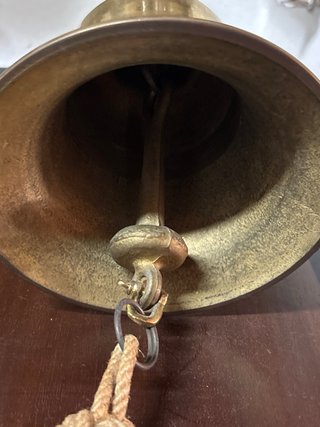 Campana de barco delatón con base de madera