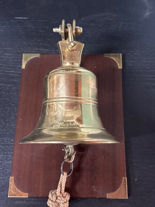 Campana de barco delatón con base de madera