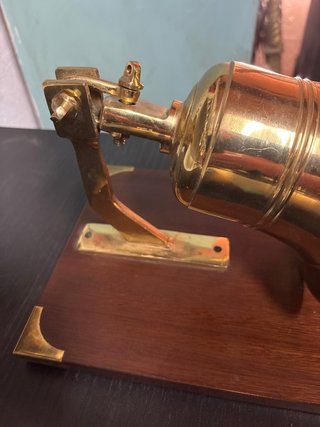 Campana de barco delatón con base de madera