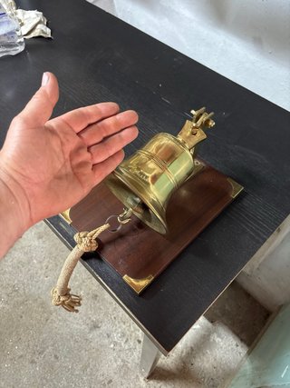 Campana de barco delatón con base de madera