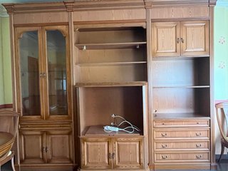 Mueble de salón de madera con vitrina