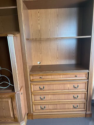 Mueble de salón de madera con vitrina