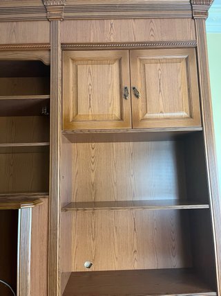 Mueble de salón de madera con vitrina