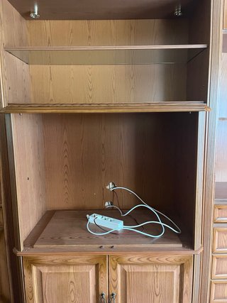 Mueble de salón de madera con vitrina