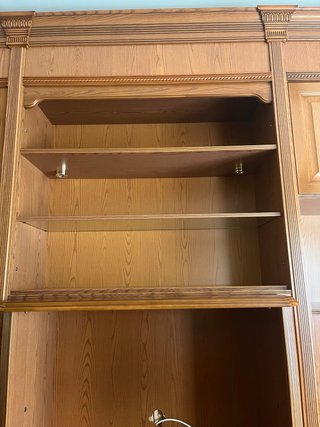 Mueble de salón de madera con vitrina