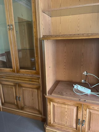 Mueble de salón de madera con vitrina