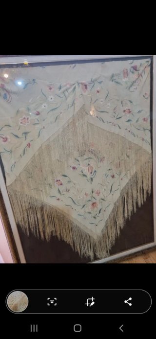 Mantón de Manila muy antiguo enmarcado
