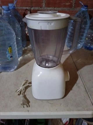 Batidora blanca con vaso de plástico