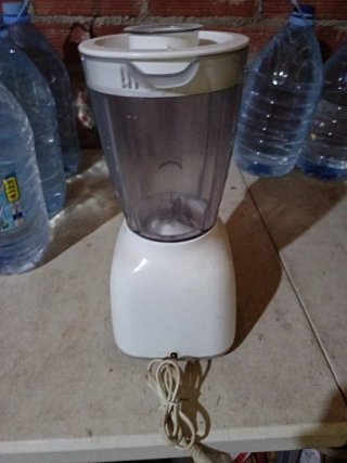 Batidora blanca con vaso de plástico