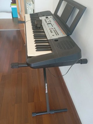 Teclado Yamaha YPT-260 con soporte