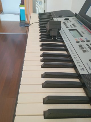 Teclado Yamaha YPT-260 con soporte