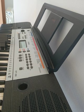 Teclado Yamaha YPT-260 con soporte
