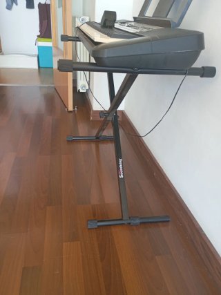 Teclado Yamaha YPT-260 con soporte
