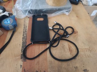 Funda móvil negra con cordón