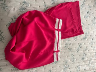 Pantalón ancho rosa con detalles blancos