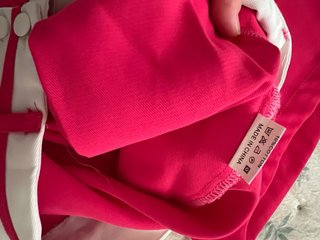 Pantalón ancho rosa con detalles blancos