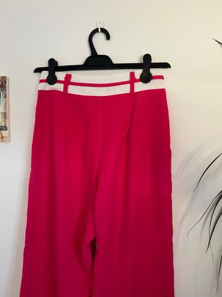 Pantalón ancho rosa con detalles blancos