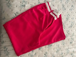 Pantalón ancho rosa con detalles blancos