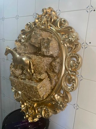 Cuadro decorativo dorado con caballo