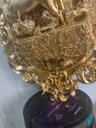 Cuadro decorativo dorado con caballo