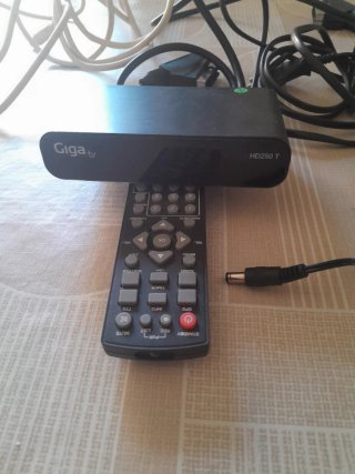 TDT Giga TV25 con mando a distancia