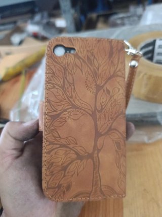 Funda móvil con árbol y mariposa