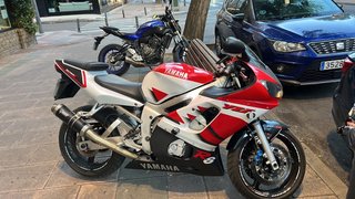 Yamaha R6 Sportbike Roja y Blanca