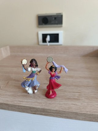 Figuras de baile con pandereta
