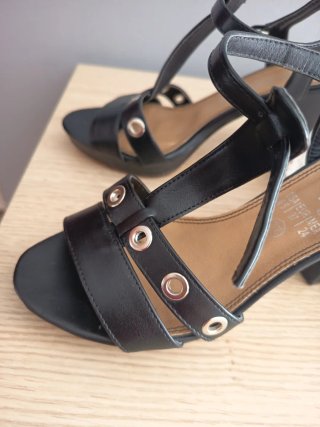 Sandalias de tacón negras