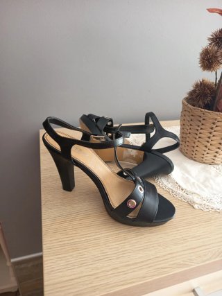 Sandalias de tacón negras