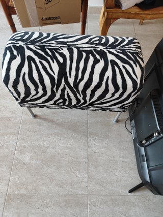 Banqueta tapizada con estampado de cebra