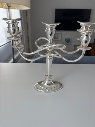 Candelabro de metal plateado