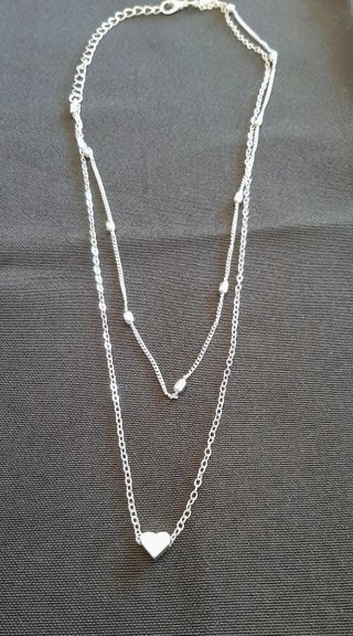 Doble gargantilla con corazón plateada.Nueva