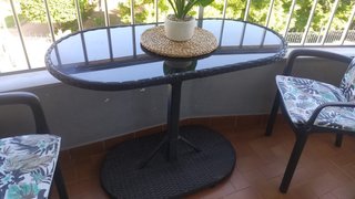 Mesa de exterior ovalada con tapa de cristal