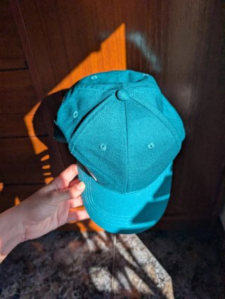 Gorra con bordado de rosa